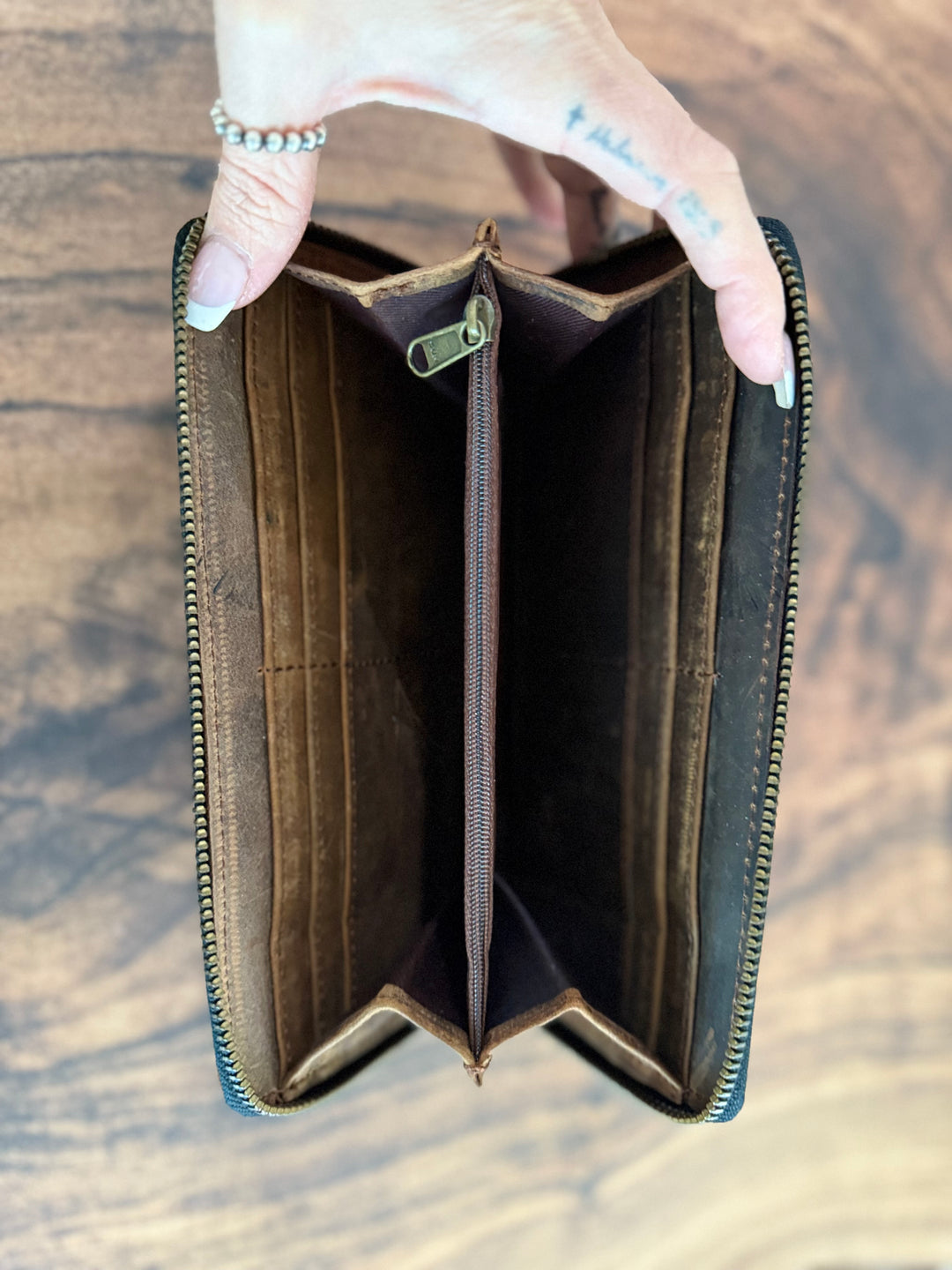 The Classic : Cowhide and Distressed Brown Leather Wallet