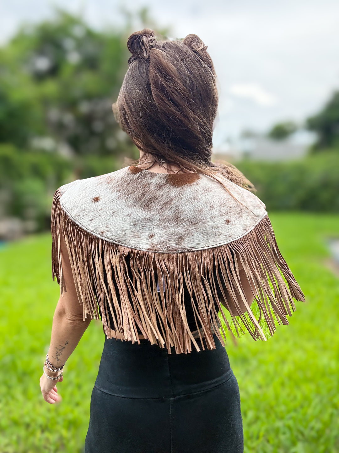 Tan and white hair-on cowhide Western capelet with tan leather fringe